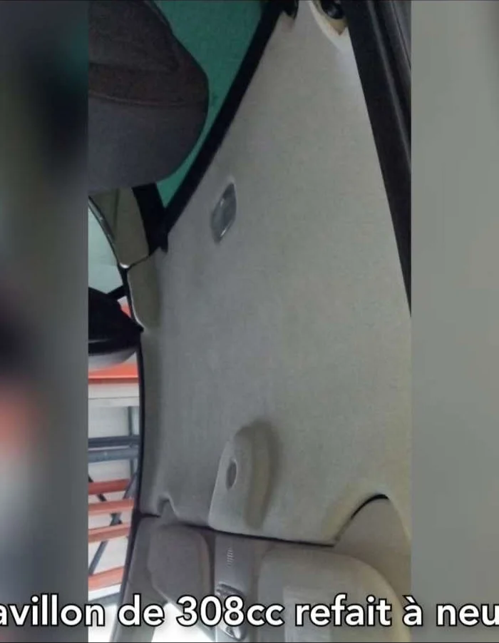 Pavillon (ciel de toit) d'une Peugeot 308 CC refait à neuf par Ets Reyberolle, sellier garnisseur en Loire-Atlantique