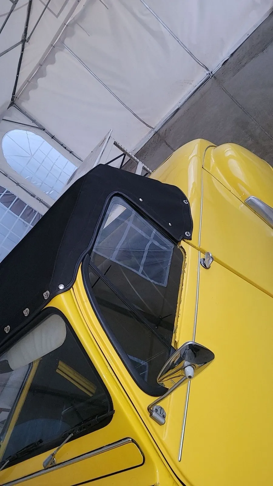 Vue du dessus d'une 2CV restaurée dont la capote a été posée par Teddy Reyberolle, sellier garnisseur